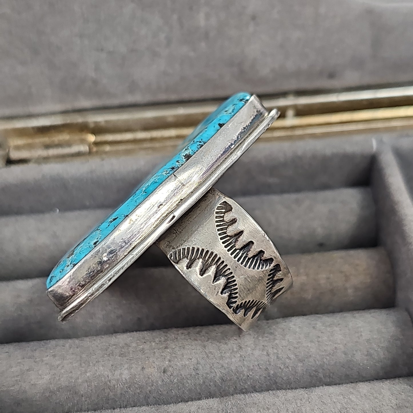 Wavy turquoise ring