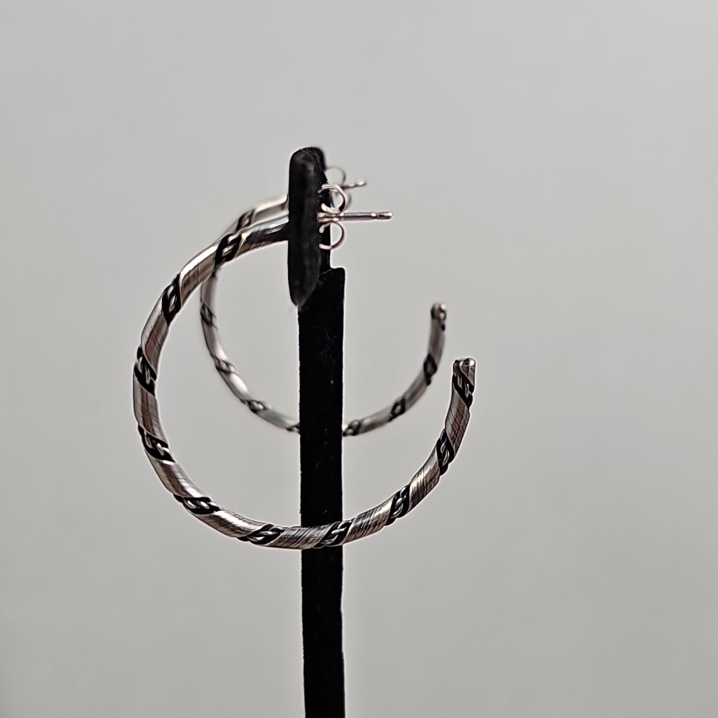 Twist hoop post earrings