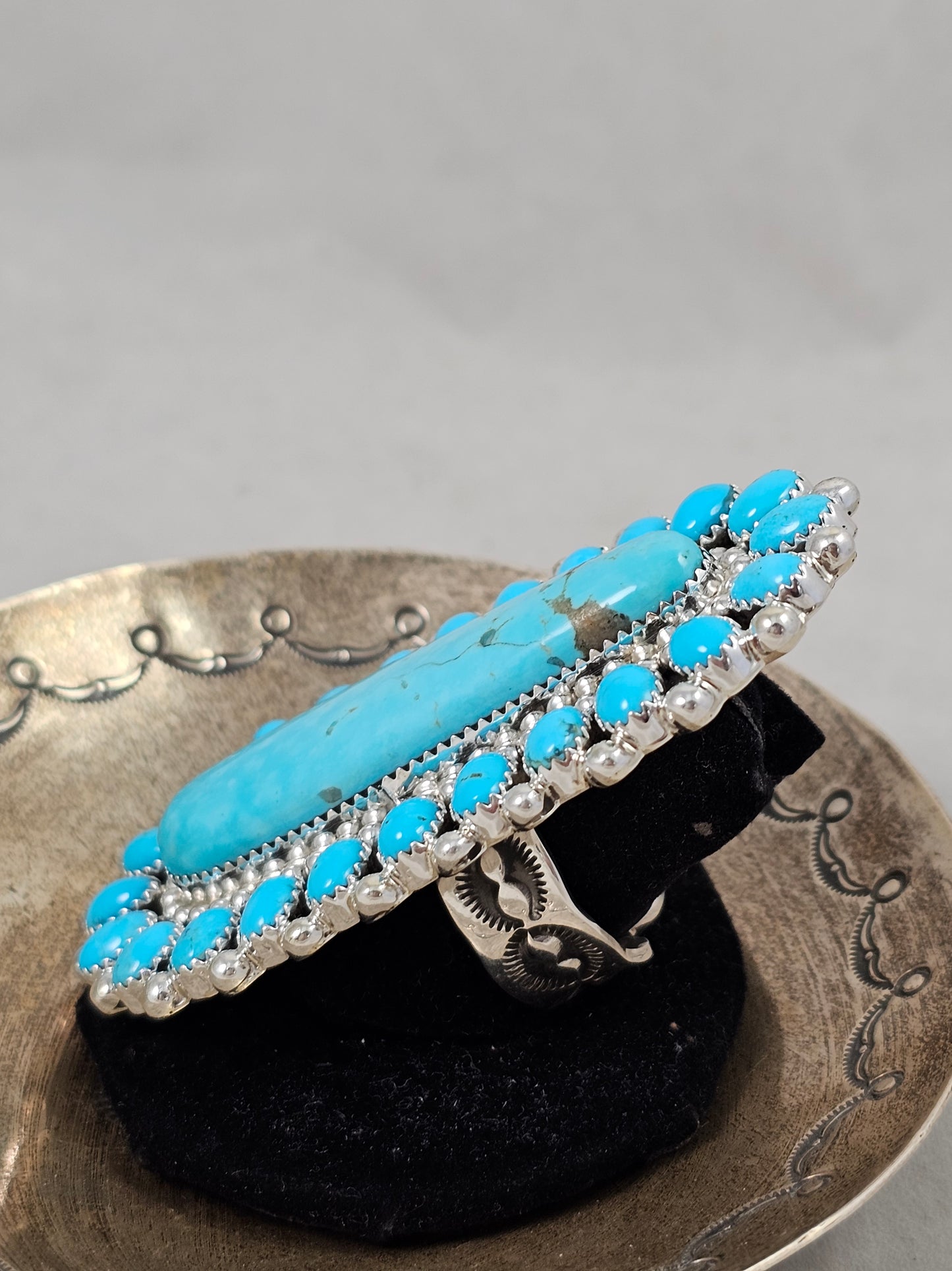 Elongated cluster ring