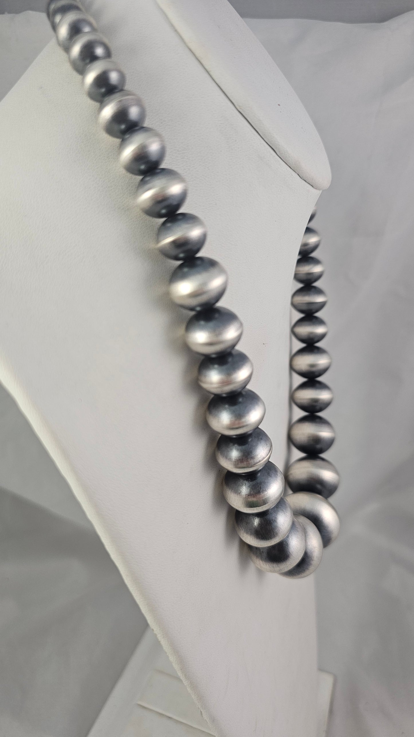 Graduated Navajo pearl necklace 22"